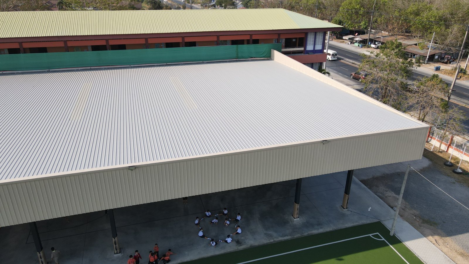 ภาพปกวิดีโอจากโดรน — สนามกีฬามีหลังคาคลุม โรงเรียนอรวินวิทยา มุมสูง